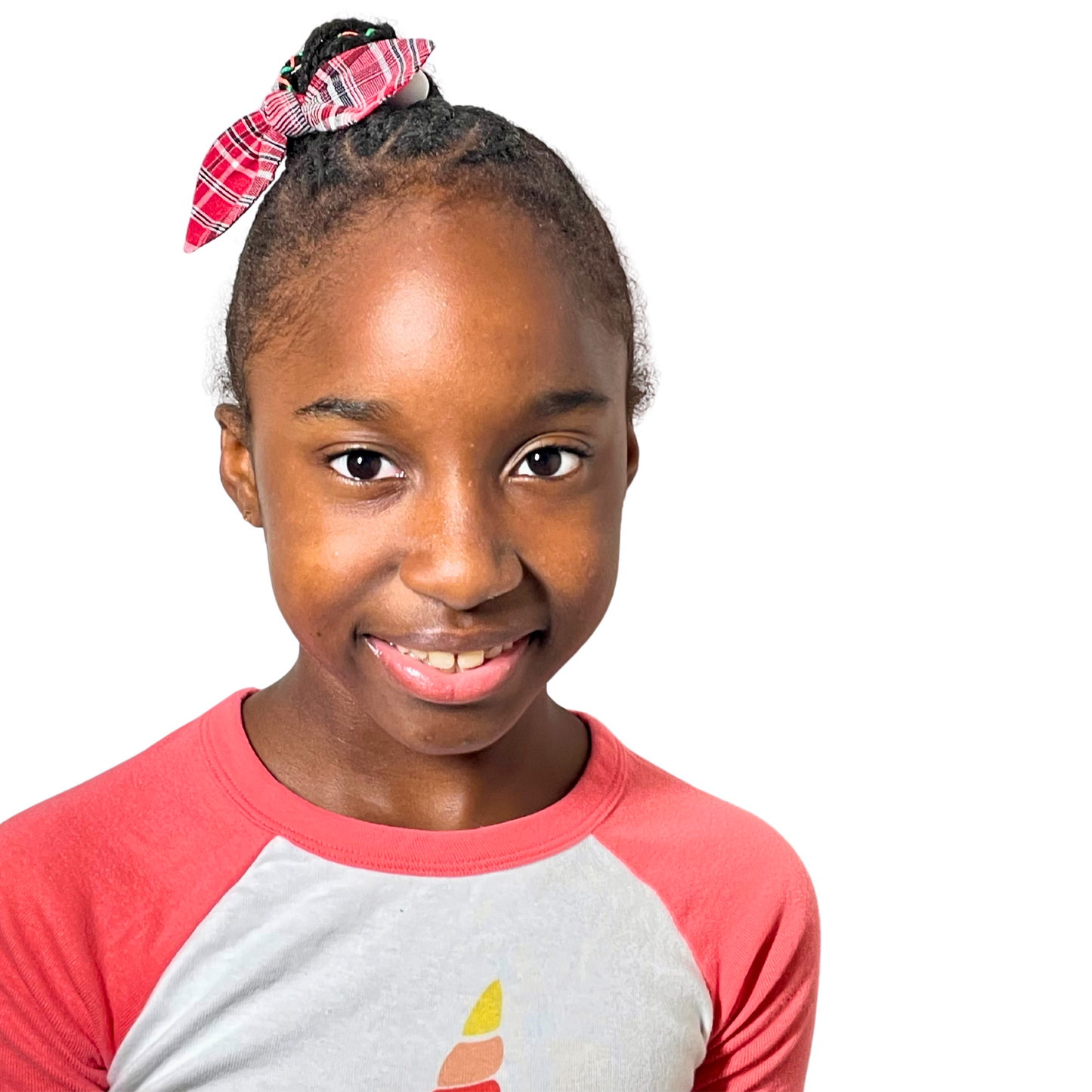 Model is wearing the Jamaican bandana print knotted bow.