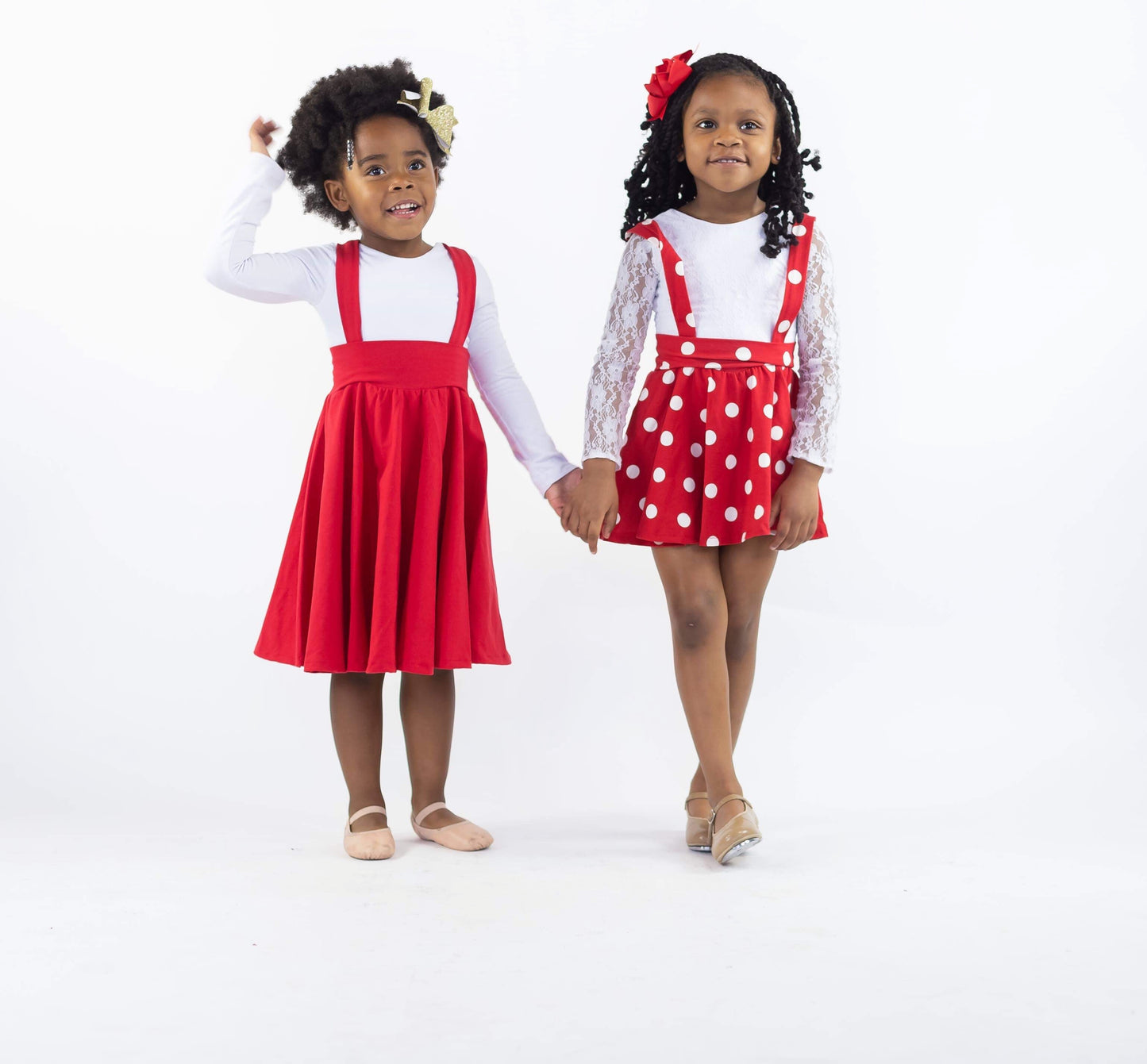 Falda con tirantes giratoria roja