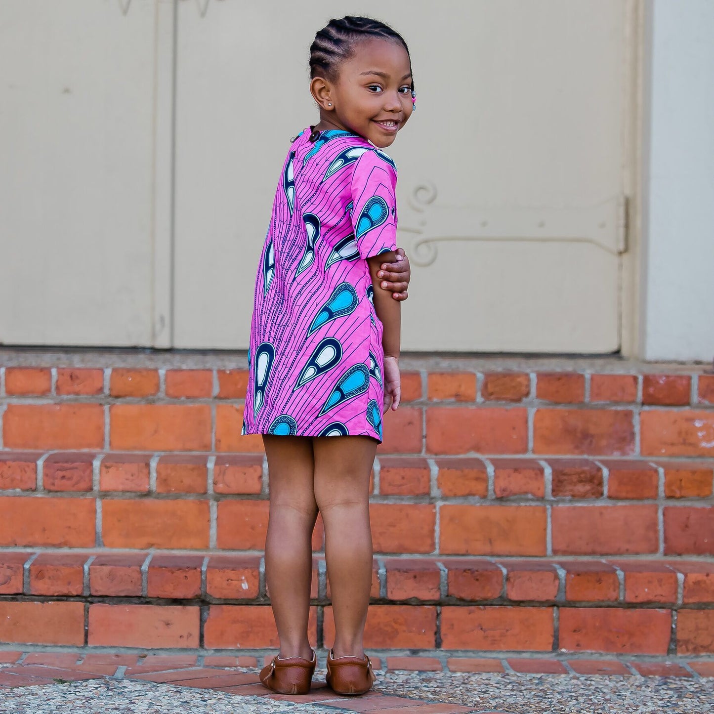 Vestido africano al atardecer con lazo para el cabello