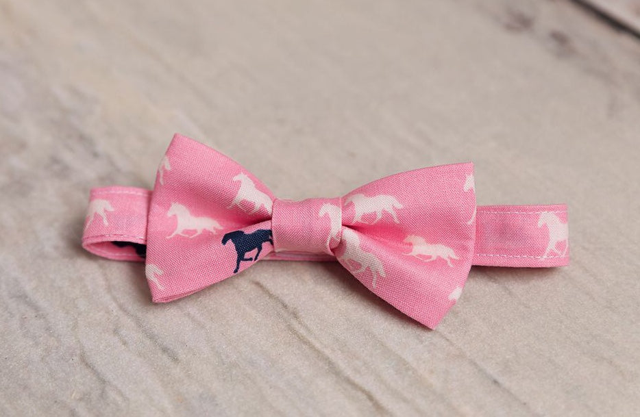 Pink bow tie with derby race horses in navy color
